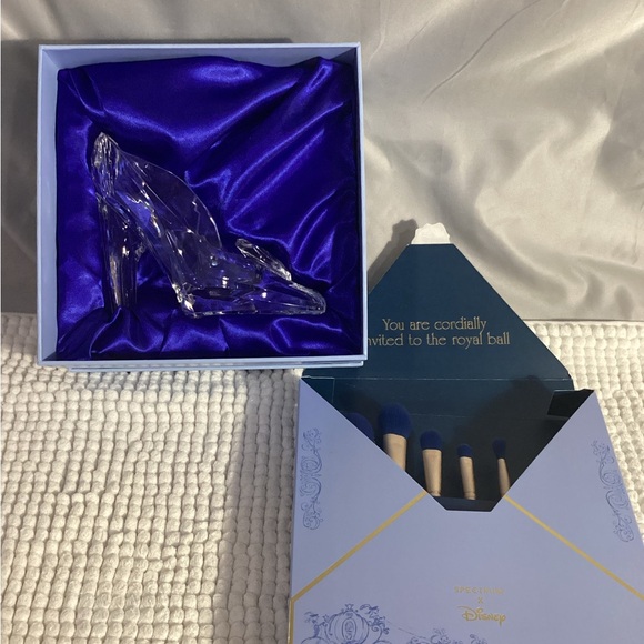 SPECTRUM Disney Cinderella Glass Slipper Makeup Brush Holder with 7pc Brush Set - Picture 2 of 12